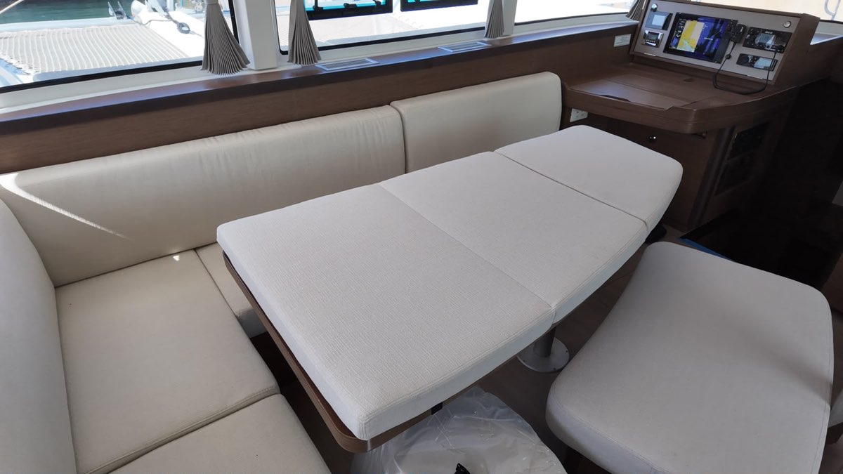 Heller Salon mit neuen Polstern und Navigationsstand